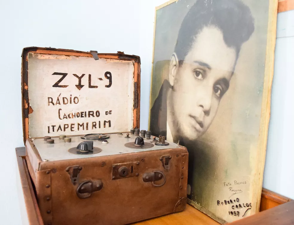 Rádio histórica ZYL-9 e foto de Roberto Carlos em 1957